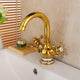 Nostalgischer goldener Wasserhahn