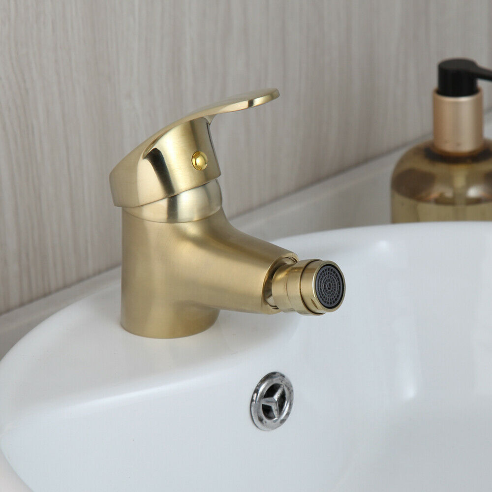 Geborsteld gouden bidet kraan