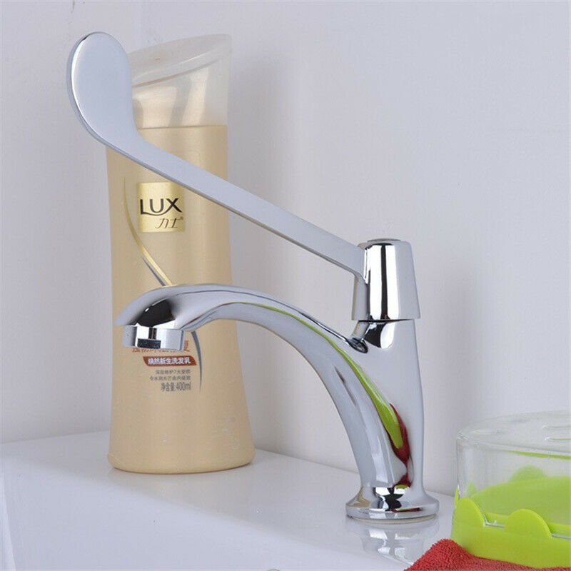 Nostalgische bronskleurige koud water kraan Nostalgische bronskleurige koud water kraan